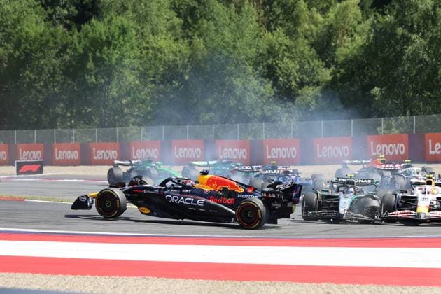 Max Verstappen (Oracle Red Bull Racing, 01), Andrea Kimi Antonelli (Mercedes AMG Petronas Formula One Team, 12), Unfall, Rennstart, Race, Rennen, Grosser Preis von Oesterreich, Motorsport, Herren, Formel 1, 29.06.2025 Spielberg Steiermark Oesterreich