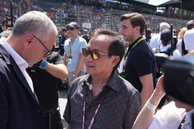 29.06.2025, Red Bull Ring, Spielberg, Formel 1 Großer Preis von Österreich 2025 , im Bild Formel 1 Chef Stefano Domenicali mit Red Bull Anteilseigner Chalerm Yoovidhya und dessen Ehefrau Daranee. (Photo by Hasan Bratic DeFodi Images)