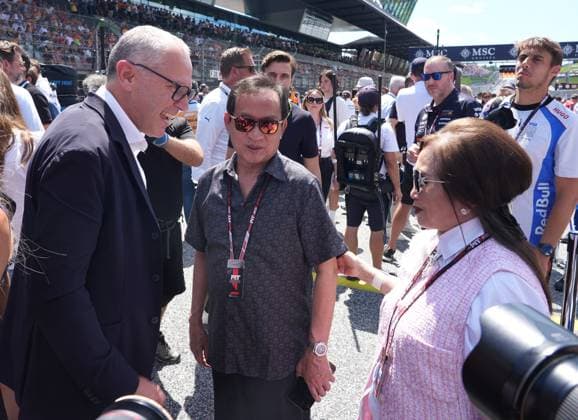29.06.2025, Red Bull Ring, Spielberg, Formel 1 Großer Preis von Österreich 2025 , im Bild Formel 1 Chef Stefano Domenicali mit Red Bull Anteilseigner Chalerm Yoovidhya und dessen Ehefrau Daranee. (Photo by Hasan Bratic DeFodi Images)
