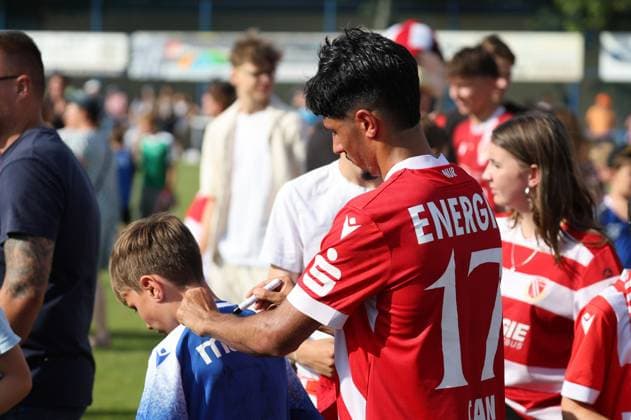 17 Can Moustfa (Energie Cottbus) gibt Autogramme Fussball Testspiel 2025 2026 DJK Blau-Weiss Wittichenau - FC Energie Cottbus