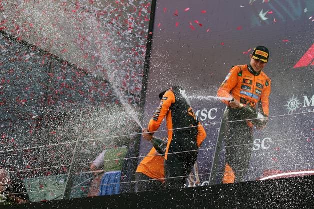 Formel 1 Grosser Preis von Oesterreich 2025 Formel 1 Grosser Preis von Oesterreich 2025 - Red Bull Ring 27. - 29. Juni 2025 FIA - Formel 1 - WM - Großer Preis Oesterreich - 2025 Im Bild: Champagner Dusche Lando Norris (GBR) und Oscar Piastri (AUS) Copyright: xBEAUTIFULxSPORTS Bernhardtx