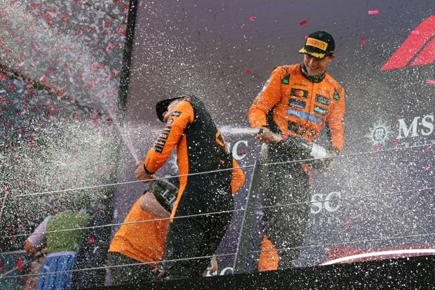 Formel 1 Grosser Preis von Oesterreich 2025 Formel 1 Grosser Preis von Oesterreich 2025 - Red Bull Ring 27. - 29. Juni 2025 FIA - Formel 1 - WM - Großer Preis Oesterreich - 2025 Im Bild: Champagner Dusche Lando Norris (GBR) und Oscar Piastri (AUS) Copyright: xBEAUTIFULxSPORTS Bernhardtx
