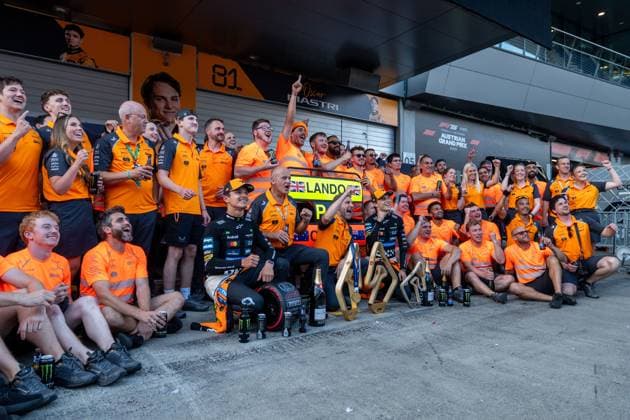Lando Norris (McLaren Formula 1 Team, Großbritannien, 04) und Team um Andrea Stella (McLaren Formula 1 Team, Teamchef), Oscar Piastri (McLaren Formula 1 Team, Australien, 81) jubeln in der Boxengasse beim Teamfoto Siegerfoto ueber den Sieg und Platz 2 Doppelsieg, AUT, Formel 1 Weltmeisterschaft, MSC Cruises Grand Prix von Oesterreich, Red Bull Ring Spielberg, Rennen, Saison 2025, 29.06.2025 AUT, Formel 1 Weltmeisterschaft, MSC Cruises Grand Prix von Oesterreich, Red Bull Ring Spielberg, Rennen, Saison 2025, 29.06.2025 Spielberg Copyright: xEibner-Pressefoto Memmlerx EP_MMR