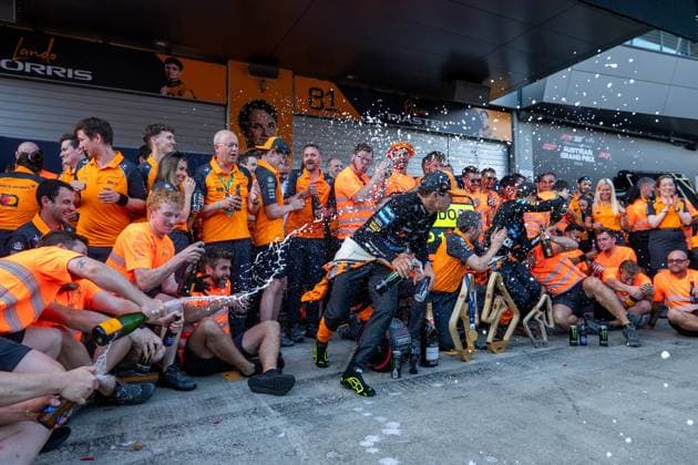 Sport Bilder des Tages Lando Norris (McLaren Formula 1 Team, Großbritannien, 04) und Team um Andrea Stella (McLaren Formula 1 Team, Teamchef), Oscar Piastri (McLaren Formula 1 Team, Australien, 81) jubeln in der Boxengasse beim Teamfoto Siegerfoto ueber den Sieg und Platz 2 Doppelsieg, AUT, Formel 1 Weltmeisterschaft, MSC Cruises Grand Prix von Oesterreich, Red Bull Ring Spielberg, Rennen, Saison 2025, 29.06.2025 AUT, Formel 1 Weltmeisterschaft, MSC Cruises Grand Prix von Oesterreich, Red Bull Ring Spielberg, Rennen, Saison 2025, 29.06.2025 Spielberg Copyright: xEibner-Pressefoto Memmlerx EP_MMR
