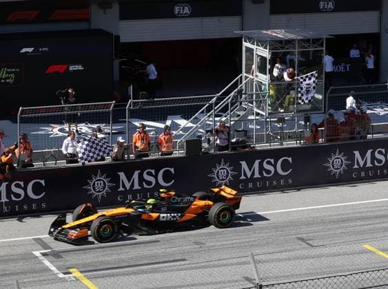 Formel 1 Großer Preis von Österreich 2025 29.06.2025, Red Bull Ring, Spielberg, Formel 1 Großer Preis von Österreich 2025 , im Bild Zieldurchfahrt des Siegers Oscar Piastri (AUS), McLaren F1 Team.