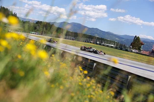 Oliver Bearman (MoneyGram Haas F1 Team, 87), Pierre Gasly (BWT Alpine F1 Team, 10), Rennen, Race, Grosser Preis von Oesterreich, Motorsport, Herren, Formel 1, 29.06.2025 Spielberg Steiermark Oesterreich
