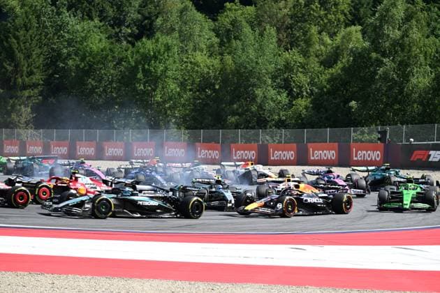 Formel 1 Großer Preis von Österreich 2025 29.06.2025, Red Bull Ring, Spielberg, Formel 1 Großer Preis von Österreich 2025 , im Bild Unfall zwischen Andrea Kimi Antonelli (ITA), Mercedes-AMG Petronas Formula One Team und Max Verstappen (NLD), Oracle Red Bull Racing, beide Fahrer scheiden aus.