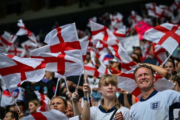 Sport Bilder des Tages 29th June 2025; King Power Stadium, Leicester, England; Womens International Football Friendly, England versus Jamaica; England fans celebrate Ella Toone of England scoring her second goal of the match in the 4th minute of added time in the first half for 3-0  ActionPlus12806980 GodfreyxPitt