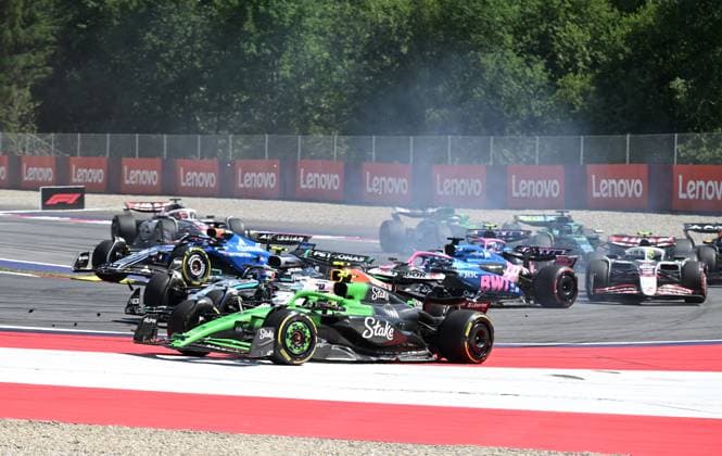 Formel 1 Großer Preis von Österreich 2025 29.06.2025, Red Bull Ring, Spielberg, Formel 1 Großer Preis von Österreich 2025 , im Bild Unfall zwischen Andrea Kimi Antonelli (ITA), Mercedes-AMG Petronas Formula One Team und Max Verstappen (NLD), Oracle Red Bull Racing, beide Fahrer scheiden aus.