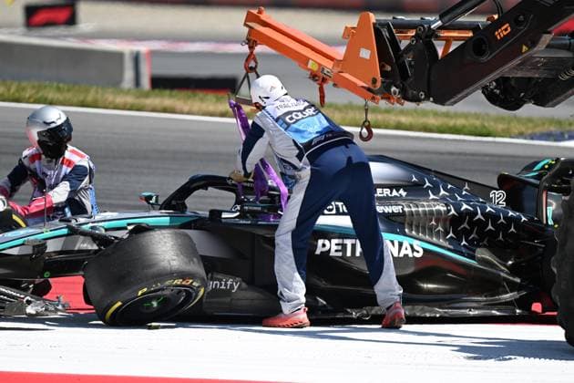 Formel 1 Großer Preis von Österreich 2025 29.06.2025, Red Bull Ring, Spielberg, Formel 1 Großer Preis von Österreich 2025 , im Bild Unfall zwischen Andrea Kimi Antonelli (ITA), Mercedes-AMG Petronas Formula One Team und Max Verstappen (NLD), Oracle Red Bull Racing, beide Fahrer scheiden aus.