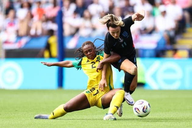 Sport Themen der Woche KW26 Sport Bilder des Tages England v Jamaica Women 29 June 2025, Leicester - Women s International Friendly, Länderspiel, Nationalmannschaft - England v Jamaica - Lauren Hemp of England and Nyema Ingleton of Jamaica - Photo: Jacques Feeney Offside. Leicester UK *** England gegen Jamaika Frauen 29. Juni 2025, Leicester Frauen s Internationales Freundschaftsspiel England gegen Jamaika Lauren Hemp aus England und Nyema Ingleton aus Jamaika Foto Jacques Feeney Abseits Leicester UK  Copyright: xJacquesxFeeneyx xOffsidexOffside