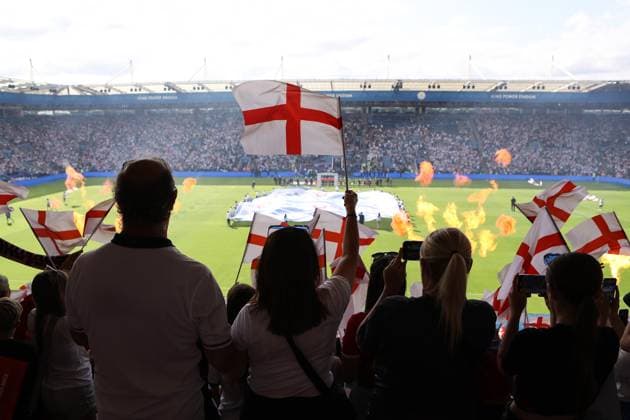 England v Jamaica Women 29 June 2025, Leicester - Women s International Friendly, Länderspiel, Nationalmannschaft - England v Jamaica - Fans hold up England flags as the players walk out - Photo: Jacques Feeney Offside. Leicester UK Copyright: xJacquesxFeeneyx xOffsidexOffside