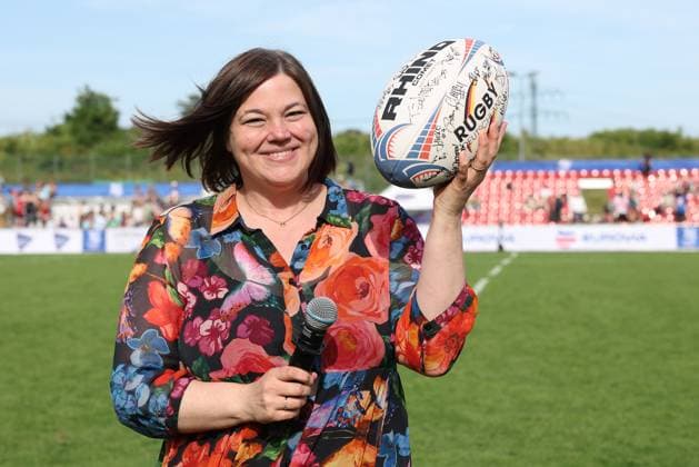 Sport Themen der Woche KW26 Sport Bilder des Tages Rugby-Europameisterschaft 2025, Turnier 2 in Hamburg Die Zweite Bürgermeisterin von Hamburg, Katharina Fegebank, erhält einen mit Autogrammen versehenen Rugbyball zum Geschenk. Finaltag der Europameisterschaften im Olympischen Siebener-Rugby vom 27. bis 29. Juni 2025 in Hamburg., Hamburg Deutschland Sportpark Steinwiesenweg *** European Rugby Championship 2025, Tournament 2 in Hamburg The Second Mayor of Hamburg, Katharina Fegebank, receives an autographed rugby ball as a gift Final day of the European Championships in Olympic Sevens Rugby from June 27 to 29, 2025 in Hamburg , Hamburg Germany Sportpark Steinwiesenweg