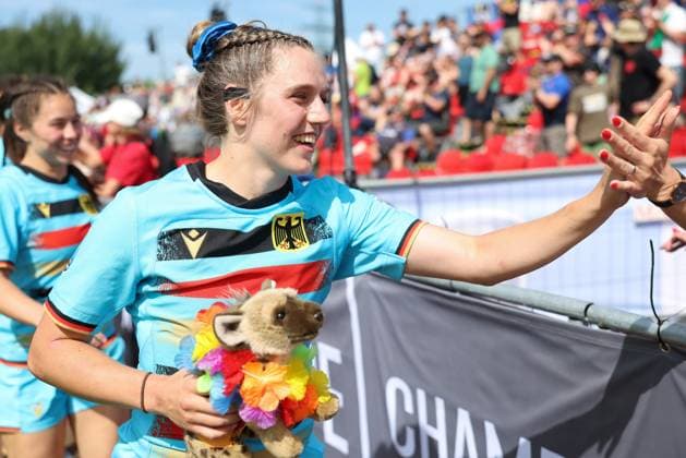 Rugby-Europameisterschaft 2025, Turnier 2 in Hamburg Johanna Hacker und ihre Teammitgliederinnen verabschieden sich vom Publikum. Finaltag der Europameisterschaften im Olympischen Siebener-Rugby vom 27. bis 29. Juni 2025 in Hamburg., Hamburg Deutschland Sportpark Steinwiesenweg