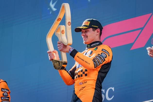 FORMULA 1 - GP of Austria 2025 SPIELBERG,AUSTRIA,29.JUN.25 - MOTORSPORTS, FORMULA 1 - Grand Prix of Austria, Red Bull Ring, podium. Image shows the rejoicing of Lando Norris (GBR McLaren). Keywords: trophy.  GEPAxpictures xMatthiasxTrinkl
