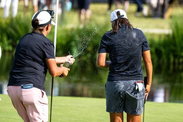 LET Golf Amundi German Masters Green Eagle Golf Courses, Hamburg Deutschland. Winsen (Luhe), Deutschland, 28.06.25: LET Golf Amundi German Masters, Frauen, Green Eagle Golf Courses, Hamburg Deutschland. (Foto von Axel Kaste) Shannon Tan (Singapore, rechts) Siegerin mit Sekt bespritzt Winsen Luhe Green Eagle Golf courses, Winsen (Luhe), Hamburg Deutschland