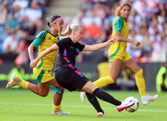 England v Jamaica - Women s International Friendly, Länderspiel, Nationalmannschaft Beth Mead of England scores their side s seventh goal of the game during the Women s international friendly match between England and Jamaica at The King Power Stadium on June 29, 2025 in Leicester, England. Leicester The King Power Stadium England United Kingdom Copyright: xNigelxFrench Sportsphoto APLx 14129212