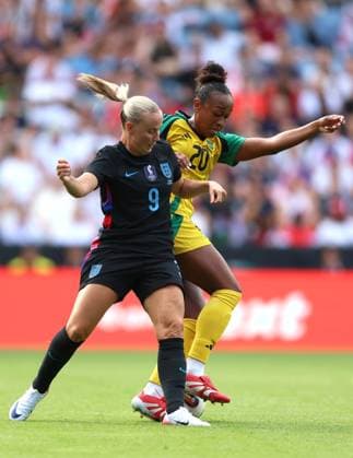 England v Jamaica - Women s International Friendly, Länderspiel, Nationalmannschaft Beth Mead of England and Ricshya Walker of Jamaica battle for the ball during the Women s international friendly match between England and Jamaica at The King Power Stadium on June 29, 2025 in Leicester, England. Leicester The King Power Stadium England United Kingdom Copyright: xNigelxFrench Sportsphoto APLx 14129217