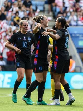 Leicester, England, June 29th 2025: Lucy Bronze (2 England) celebrates scoring the second goal for England during the International Friendly, Länderspiel, Nationalmannschaft football match between England and Jamaica at King Power Stadium in Leicester, England (Natalie Mincher SPP) Copyright: xNataliexMincher SPPx spp-en-NaMi-335A2236