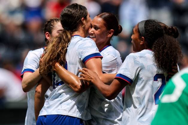 Women s International Friendly, Länderspiel, Nationalmannschaft TQL Stadium, Ohio 29 6 2025 United States vs Republic of Ireland USA s Emma Sears, Lynn Biyendolo and Yazmeen Ryan celebrate with with team mates Emma Sears, Lynn Biyendolo and Yazmeen Ryan celebrate with with team mates 29 6 2025  Copyright: x INPHO RyanxByrnex RB1_8584