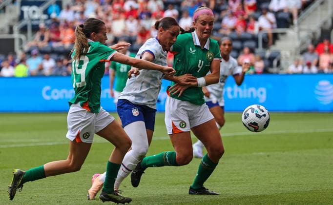 Women s International Friendly, Länderspiel, Nationalmannschaft TQL Stadium, Ohio 29 6 2025 United States vs Republic of Ireland USA s Lynn Biyendolo comes up against Abbie Larkin and Caitlin Hayes of Ireland Lynn Biyendolo comes up against Abbie Larkin and Caitlin Hayes 29 6 2025  Copyright: x INPHO RyanxByrnex RB3_6542