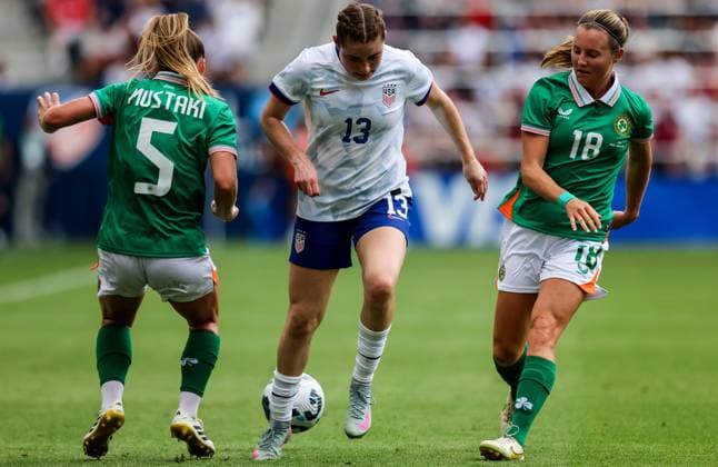 Women s International Friendly, Länderspiel, Nationalmannschaft TQL Stadium, Ohio 29 6 2025 United States vs Republic of Ireland USA s Olivia Moultrie comes up against Chloe Mustaki and Kyra Carusa of Ireland Olivia Moultrie comes up against Chloe Mustaki and Kyra Carusa 29 6 2025  Copyright: x INPHO RyanxByrnex RB1_9061