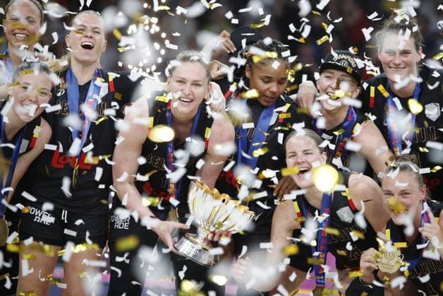 Bilder des Jahres 2025, Sport 06 Juni Sport Bilder des Tages Players of Belgium lift the trophy during the Closing Ceremony of the FIBA Women s EuroBasket 2025 after the Final basketball match between Spain in action against of Belgium held at Peace and Friendship Stadium in Piraeus, Greece, on June 29, 2025. IMAGO ONE INCH PRODUCTIONS PIRAEUS Greece Copyright: xOnexInchxProductionsx 6597342