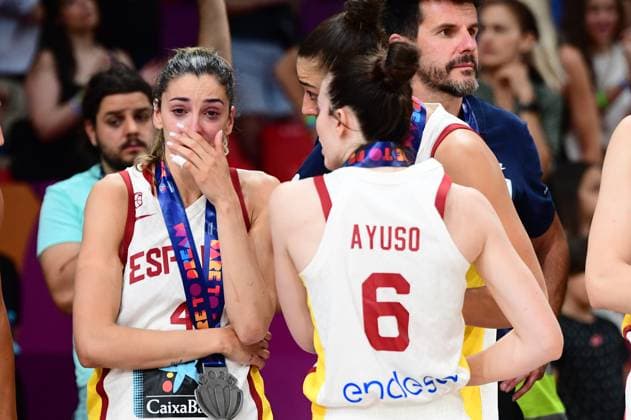 Players of Spain react during the Closing Ceremony of the FIBA Women s EuroBasket 2025 after the Final basketball match between Spain in action against of Belgium held at Peace and Friendship Stadium in Piraeus, Greece, on June 29, 2025. IMAGO ONE INCH PRODUCTIONS PIRAEUS Greece Copyright: xOnexInchxProductionsx 6597322