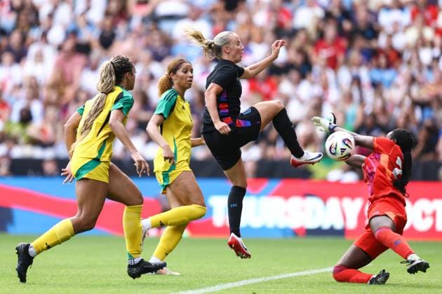 England v Jamaica Women 29 June 2025, Leicester - Women s International Friendly, Länderspiel, Nationalmannschaft - England v Jamaica - Beth Mead of England leaps to control the ball - Photo: Jacques Feeney Offside. Leicester UK Copyright: xJacquesxFeeneyx xOffsidexOffside