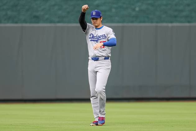 June 29, 2025: Los Angeles Dodgers designated hitter Shohei Ohtani (17) warms up before a game against the Kansas City Royals at Kauffman Stadium in Kansas City, MO. CSM Kansas City United States of America - ZUMAc04_ 20250629_zma_c04_086 Copyright: xDavidxSmithx