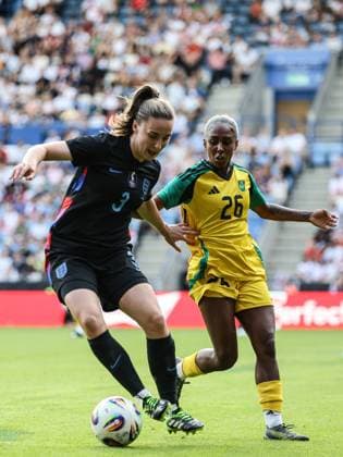 Leicester, England, June 29th 2025: Niamh Charles (3 England) on the ball during the International Friendly, Länderspiel, Nationalmannschaft football match between England and Jamaica at King Power Stadium in Leicester, England (Natalie Mincher SPP) Copyright: xNataliexMincher SPPx spp-en-NaMi-335A2895