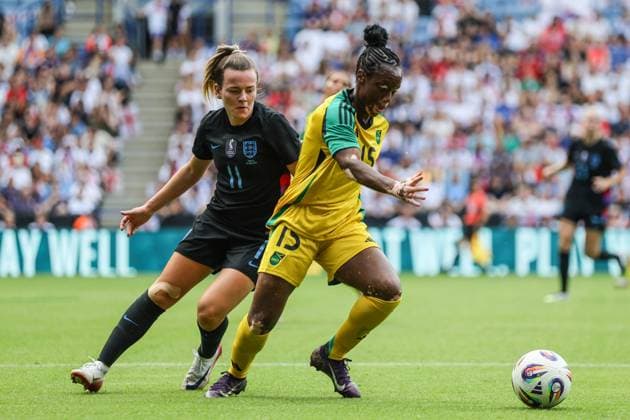 Leicester, England, June 29th 2025: Tiffany Cameron (15 Jamaica) gets away from Lauren Hemp (11 England) during the International Friendly, Länderspiel, Nationalmannschaft football match between England and Jamaica at King Power Stadium in Leicester, England (Natalie Mincher SPP) Copyright: xNataliexMincher SPPx spp-en-NaMi-335A2107