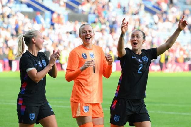 England v Jamaica - Women s International Friendly, Länderspiel, Nationalmannschaft Beth Mead of England, Hannah Hampton of England, and Lucy Bronze of England celebrate victory with teammates during the International Friendly match between England Women and Jamaica at the King Power Stadium in Leicester, England, on June 29, 2025. Leicester Leicestershire United Kingdom  Copyright: xMIxNewsx originalFilename:fletcher-englandw250629_npJPi.jpg