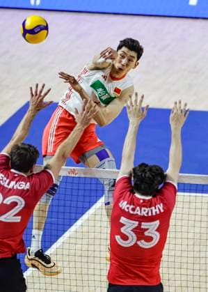 (250630) -- CHICAGO, June 30, 2025 -- Jiang Chuan of China spikes during the Pool 5 match between China and Canada at the Men s Volleyball Nations League (VNL) 2025 in Chicago, the United States, June 29, 2025. (Photo by Xinhua) (SP)U.S.-CHICAGO-VOLLEYBALL-NATIONS LEAGUE-MEN-CHINA VS CANADA JoelxLerner 