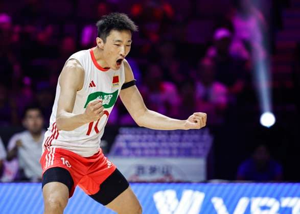 (250630) -- CHICAGO, June 30, 2025 -- Ji Daoshuai of China celebrates a point during the Pool 5 match between China and Canada at the Men s Volleyball Nations League (VNL) 2025 in Chicago, the United States, June 29, 2025. (Photo by Xinhua) (SP)U.S.-CHICAGO-VOLLEYBALL-NATIONS LEAGUE-MEN-CHINA VS CANADA JoelxLerner 
