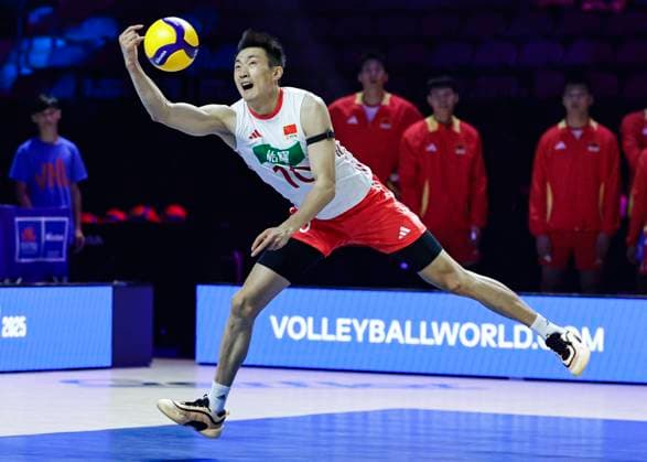 (250630) -- CHICAGO, June 30, 2025 -- Ji Daoshuai of China makes a save during the Pool 5 match between China and Canada at the Men s Volleyball Nations League (VNL) 2025 in Chicago, the United States, June 29, 2025. (Photo by Xinhua) (SP)U.S.-CHICAGO-VOLLEYBALL-NATIONS LEAGUE-MEN-CHINA VS CANADA JoelxLerner 