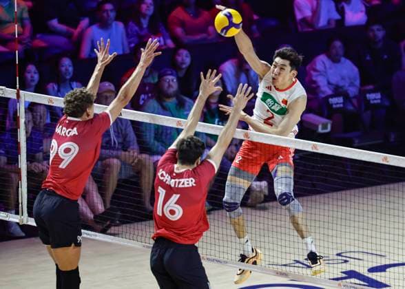 (250630) -- CHICAGO, June 30, 2025 -- Jiang Chuan (R) of China spikes during the Pool 5 match between China and Canada at the Men s Volleyball Nations League (VNL) 2025 in Chicago, the United States, June 29, 2025. (Photo by Xinhua) (SP)U.S.-CHICAGO-VOLLEYBALL-NATIONS LEAGUE-MEN-CHINA VS CANADA JoelxLerner 