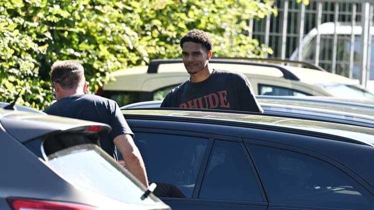 30.06.2025, xophax, Fussball 1.Bundesliga, Bayer 04 Leverkusen Saison 2025 2026 Jarell Quansah vom FC Liverpool kommt vom Medizincheck Links Bayer Mitarbeiter Carlos Sobarzo (DFL DFB REGULATIONS PROHIBIT ANY USE OF PHOTOGRAPHS as IMAGE SEQUENCES and or QUASI-VIDEO) Leverkusen