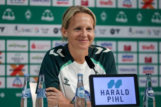 Friederike Kromp (Fritzy Kromp, Trainerin, Cheftrainerin, SV Werder Bremen) bei ihrer Vorstellung als neue Trainer der Frauen, Frauenmannschaft des SV Werder Bremen, Portrait, Nahaufnahme, Einzelfoto, Einzelbild, DIE DFB-RICHTLINIEN UNTERSAGEN JEGLICHE NUTZUNG VON FOTOS ALS SEQUENZBILDER UND ODER VIDEOÄHNLICHE FOTOSTRECKEN. DFB REGULATIONS PROHIBIT ANY USE OF PHOTOGRAPHS AS IMAGE SEQUENCES AND OR QUASI-VIDEO., 30.06.2025, Bremen (Deutschland), Fussball, Google Pixel Frauen-Bundesliga, Vorstellung Trainerin SV Werder Bremen