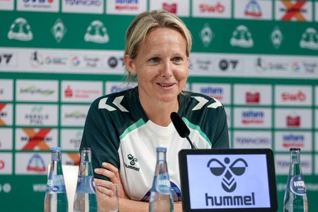 Friederike Kromp (Fritzy Kromp, Trainerin, Cheftrainerin, SV Werder Bremen) bei ihrer Vorstellung als neue Trainer der Frauen, Frauenmannschaft des SV Werder Bremen, Portrait, Nahaufnahme, Einzelfoto, Einzelbild, DIE DFB-RICHTLINIEN UNTERSAGEN JEGLICHE NUTZUNG VON FOTOS ALS SEQUENZBILDER UND ODER VIDEOÄHNLICHE FOTOSTRECKEN. DFB REGULATIONS PROHIBIT ANY USE OF PHOTOGRAPHS AS IMAGE SEQUENCES AND OR QUASI-VIDEO., 30.06.2025, Bremen (Deutschland), Fussball, Google Pixel Frauen-Bundesliga, Vorstellung Trainerin SV Werder Bremen
