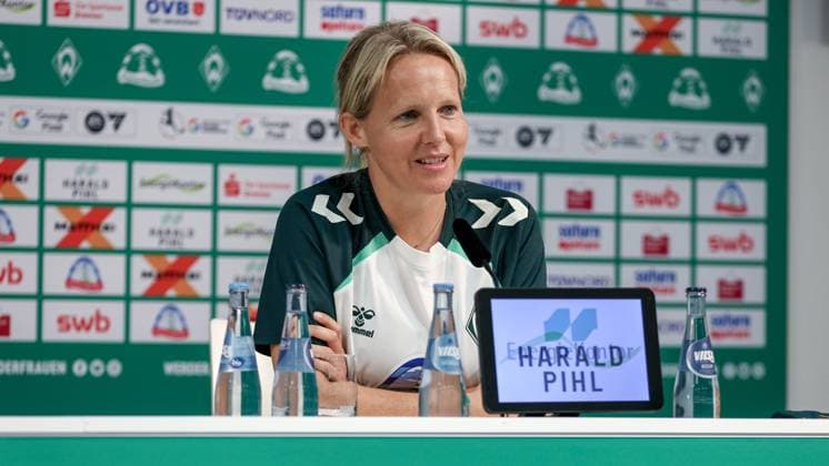 Friederike Kromp (Fritzy Kromp, Trainerin, Cheftrainerin, SV Werder Bremen) bei ihre Vorstellung als neue Trainer der Frauen, Frauenmannschaft des SV Werder Bremen, Portrait, Nahaufnahme, Einzelfoto, Einzelbild, DIE DFB-RICHTLINIEN UNTERSAGEN JEGLICHE NUTZUNG VON FOTOS ALS SEQUENZBILDER UND ODER VIDEOÄHNLICHE FOTOSTRECKEN. DFB REGULATIONS PROHIBIT ANY USE OF PHOTOGRAPHS AS IMAGE SEQUENCES AND OR QUASI-VIDEO., 30.06.2025, Bremen (Deutschland), Fussball, Google Pixel Frauen-Bundesliga, Vorstellung Trainerin SV Werder Bremen