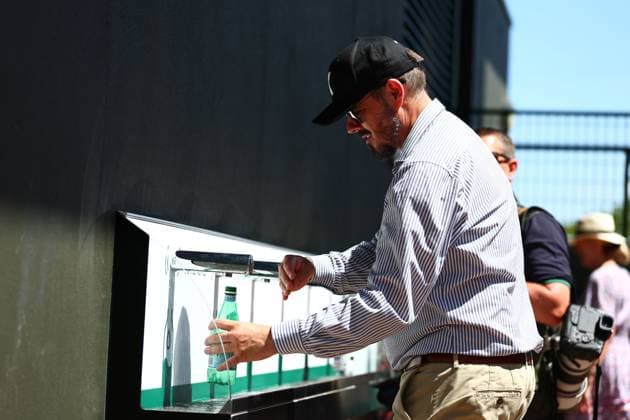 A spectator refills a water bottle Wimbledon Tennis Championships, Day 1, The All England Lawn Tennis and Croquet Club, London, UK - 30 Jun 2025London The All England Lawn Tennis and United Kingdom  Copyright: xJamesxMarsh Shutterstockx 15378842bm