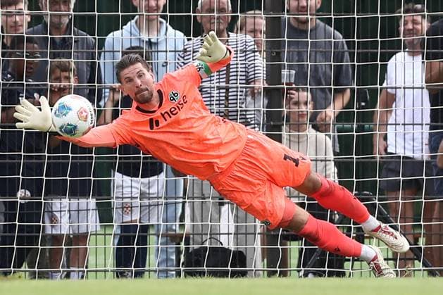 28.06.2025, xtgx, Fussball Testspiel, HSC Hannover - Hannover 96 emspor, v.l. 1 Ron-Robert Zieler (Hannover, 1) hält Elfmeter Parade, haelt den Ball, faengt den Ball, pariert (DFL DFB REGULATIONS PROHIBIT ANY USE OF PHOTOGRAPHS as IMAGE SEQUENCES and or QUASI-VIDEO) Hannover