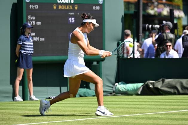 (250630) -- LONDON, June 30, 2025 -- Yuan Yue hits a return during the women s singles first round match between Eva Lys of Germany and Yuan Yue of China at Wimbledon Tennis Championship in London, Britain, June 30, 2025. ) (SP)BRITAIN-LONDON-TENNIS-WIMBLEDON-WOMEN S SINGLES ZhaoxDingzhe 