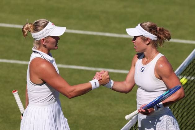 L-R. Peyton Stearns (USA) gratuliert der Siegerin, Laura Siegemund, Damen Einzel, Ladies Singles Tennis - Wimbledon 2025 - Grand Slam ITF ATP, Tennis Herren WTA, Tennis Damen - AELTC - London - - Great Britain - 30 June 2025. Copyright: xJuergenxHasenkopfx