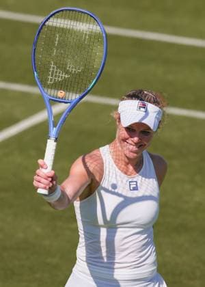 Laura Siegemund winkt und bedankt sich bei den Zuschauern, Fans nach dem Sieg, Damen Einzel, Ladies Singles Tennis - Wimbledon 2025 - Grand Slam ITF ATP, Tennis Herren WTA, Tennis Damen - AELTC - London - - Great Britain - 30 June 2025. Copyright: xJuergenxHasenkopfx