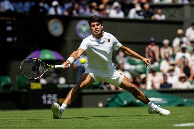 250630 Carlos Alcaraz of Spain competes in a first round singles tennis match during day 1 of Wimbledon on June 30, 2025 in London. Photo: Petter Arvidson BILDBYRAN kod PA PA1043 tennis wimbledon day 1 bbeng spanien Copyright: PETTERxARVIDSON BB250630PA005