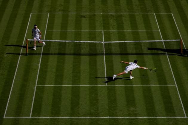 250630 Carlos Alcaraz of Spain and Fabio Fognini of Italy compete in a first round singles tennis match during day 1 of Wimbledon on June 30, 2025 in London. Photo: Petter Arvidson BILDBYRAN kod PA PA1043 tennis wimbledon day 1 bbeng spanien italien Copyright: PETTERxARVIDSON BB250630PA019