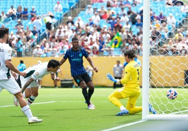 Bilder des Jahres 2025, Sport 06 Juni Sport Bilder des Tages German Cano (Fluminense FC, 14) erzielt ein Tor zum 1:0 gegen Yann Sommer (Inter Milan, 1) USA, Inter Milan vs Fluminense FC, FIFA Club World Cup, Round of 16, Match 53, 30.06.2025 USA, Inter Milan vs Fluminense FC, FIFA Club World Cup, Round of 16, Match 53, 30.06.2025 Charlotte *** German Cano Fluminense FC, 14 scores a goal for 1 0 against Yann Sommer Inter Milan, 1 USA, Inter Milan vs Fluminense FC, FIFA Club World Cup, Round of 16, Match 53, 30 06 2025 USA, Inter Milan vs Fluminense FC, FIFA Club World Cup, Round of 16, Match 53, 30 06 2025 Charlotte Copyright: xScottxW.xColemanx CWC2025-INT-FLU