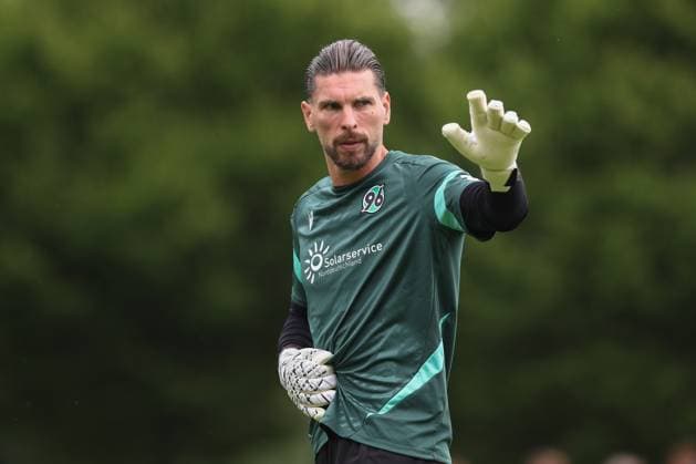 28.06.2025, xtgx, Fussball Testspiel, HSC Hannover - Hannover 96 emspor, v.l. 1 Ron-Robert Zieler (Hannover, 1) (DFL DFB REGULATIONS PROHIBIT ANY USE OF PHOTOGRAPHS as IMAGE SEQUENCES and or QUASI-VIDEO) Hannover